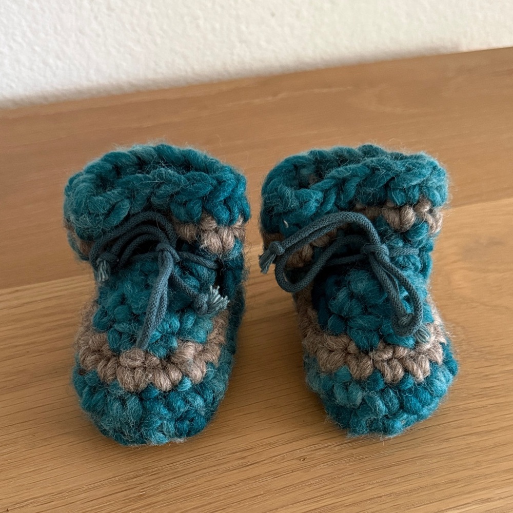 Cozy knit baby booties NWOT